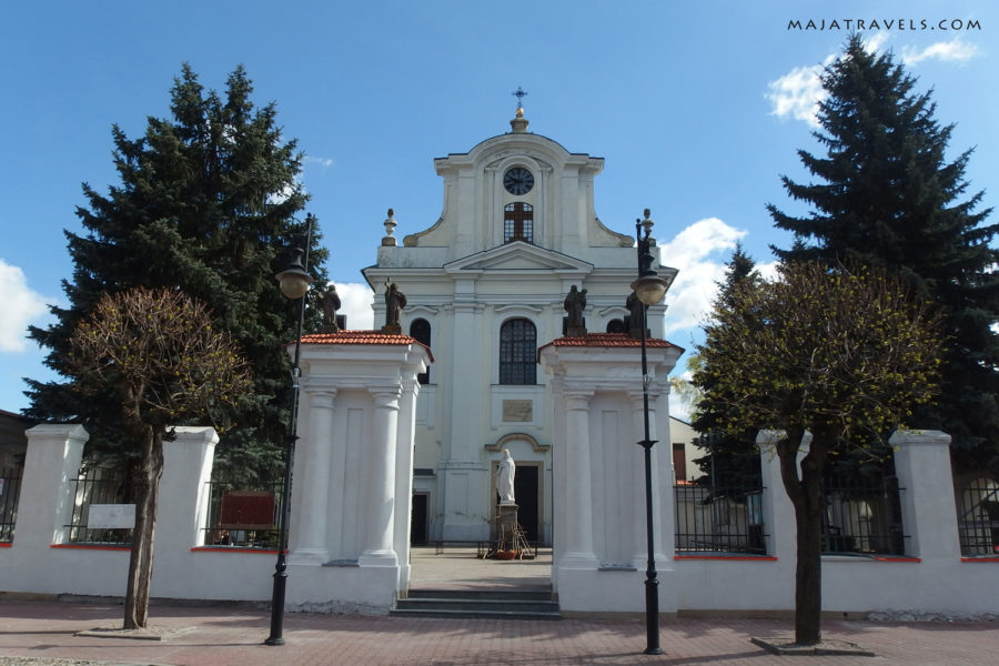 Through orchards to the gothic castle in Czersk - Maja Travels