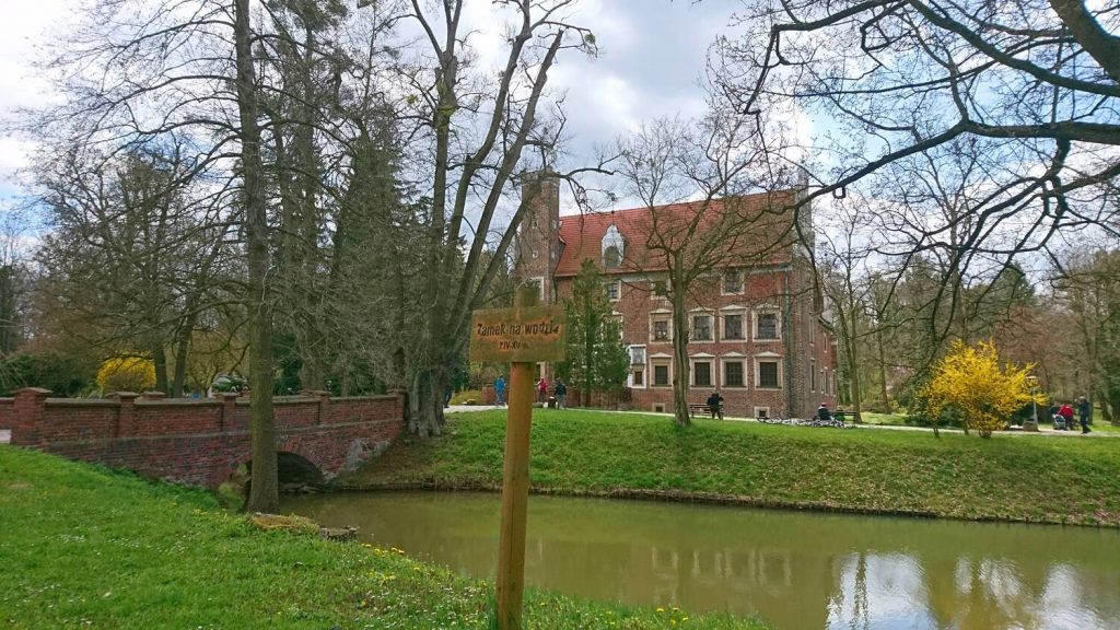 turoń bicycle trail - castle on water