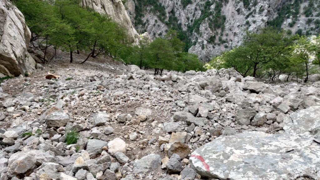 paklenica, path down from anica kuk