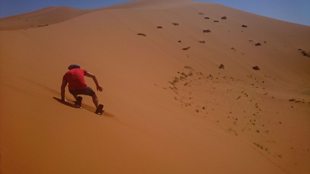 sandboarding, merzouga, maroko