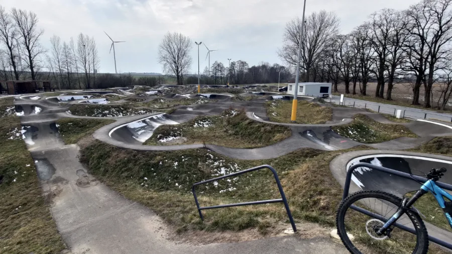 pumptrack w parzęczewie, łódź